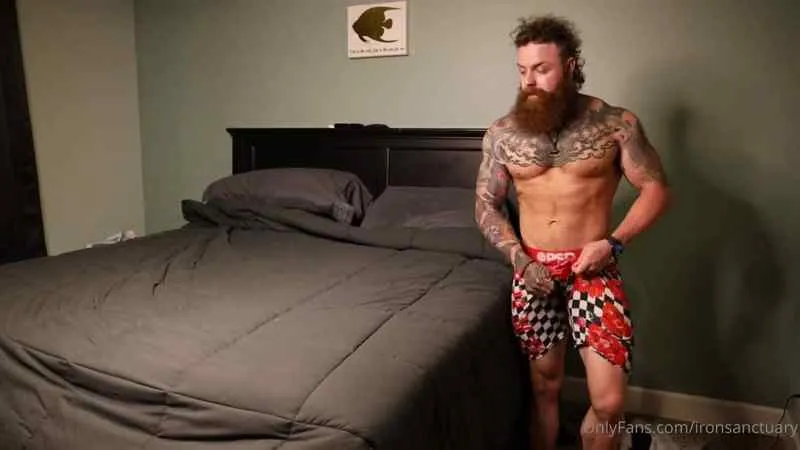 Bearded Muscle Jerks off and Cums Over Himself – Kevin Clevenger (Ironsanctuary)